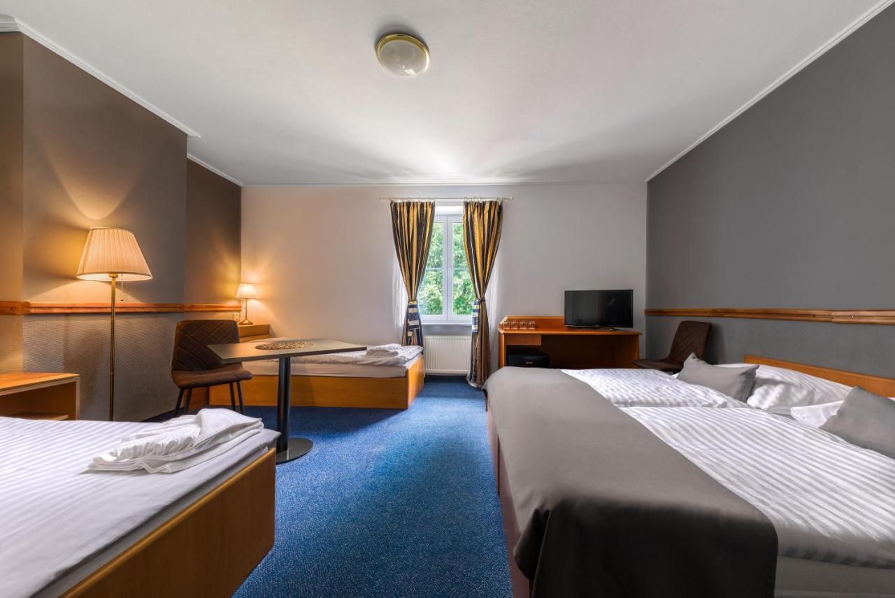 Prague Hotel Carl Inn Restaurant & Free Parking Ngoại thất bức ảnh